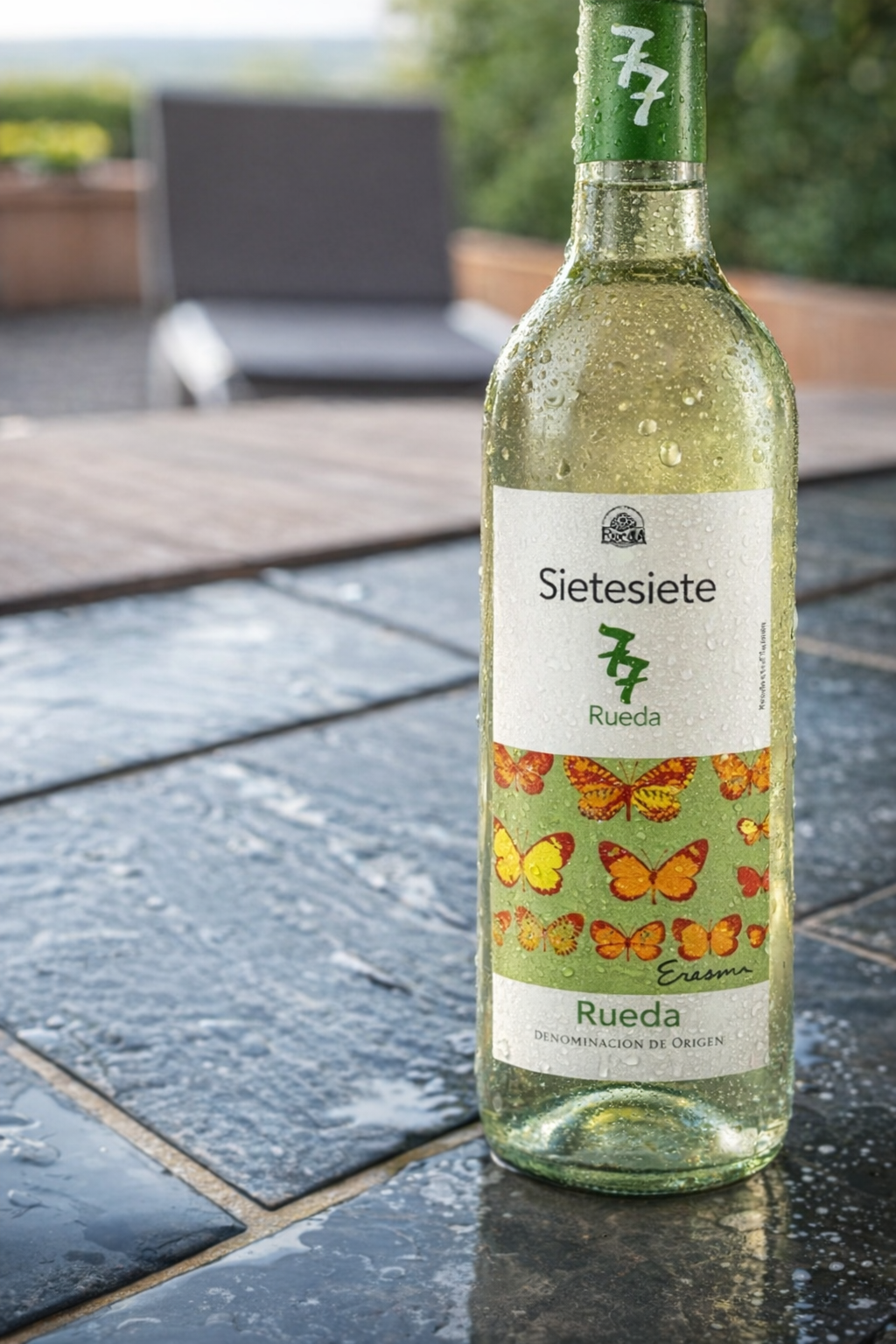 Botella de vino blanco SIETE presentada en exterior, distribuida por Last Mile Distribution